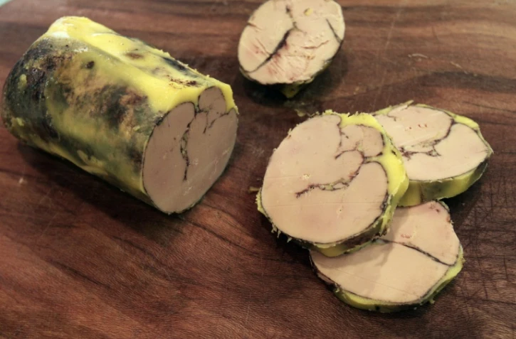 Malgré deux crises aviaires successives et l'abattage de millions de palmipèdes dans les élevages du Sud-Ouest et les Landes, il y aura bien du foie gras pour Noël et la Saint-Sylvestre mais en moindre quantité, et il sera plus cher. 