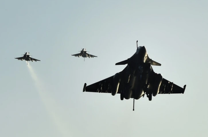 Des avions Rafale reviennent se poser sur le porte-avions Charles-de-Gaulle, le 23 novembre 2015 en mer Méditerranée dans le cadre de l'opération Chammal en Syrie et en Irak