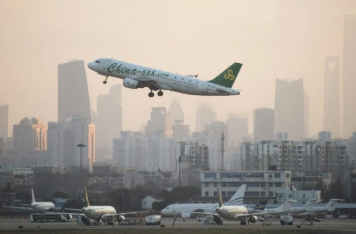 Un avion de la compagnie Spring Airlines décolle de l'aéroport de Hongqiaou à Shanghai le 8 février 2015