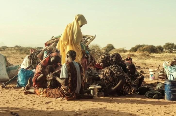 Des Soudanais déplacés ayant fui le camp de Zamzam, dans la région du Darfour, près de la ville de Tawila le 14 février 2025 au Soudan