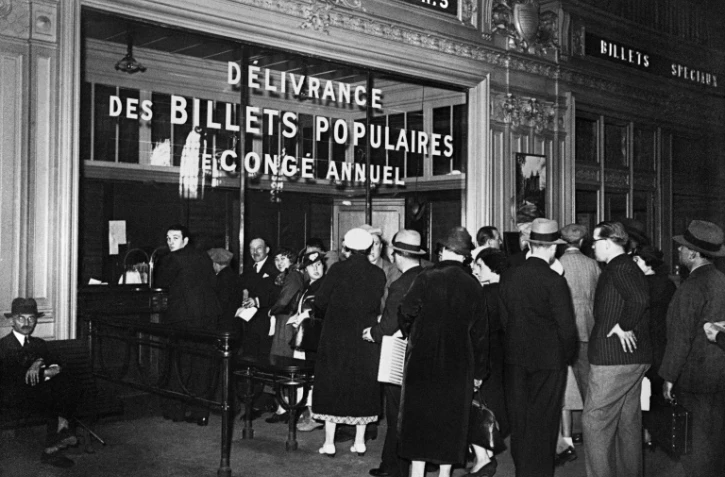 Des gens font la queue dans une gare à Paris pour obtenir des billets de "congé annuel", après la signature des accords de Matignon par le gouvernement de Front populaire le 7 juin 1936