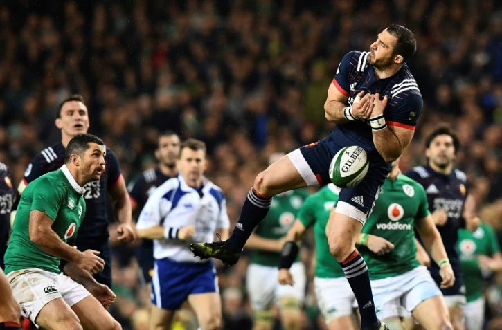L'arrière du XV de France Scott Spedding (d) laisse échapper le ballon face à l'Irlande lors du Six nations, le 25 février 2017 à Dublin