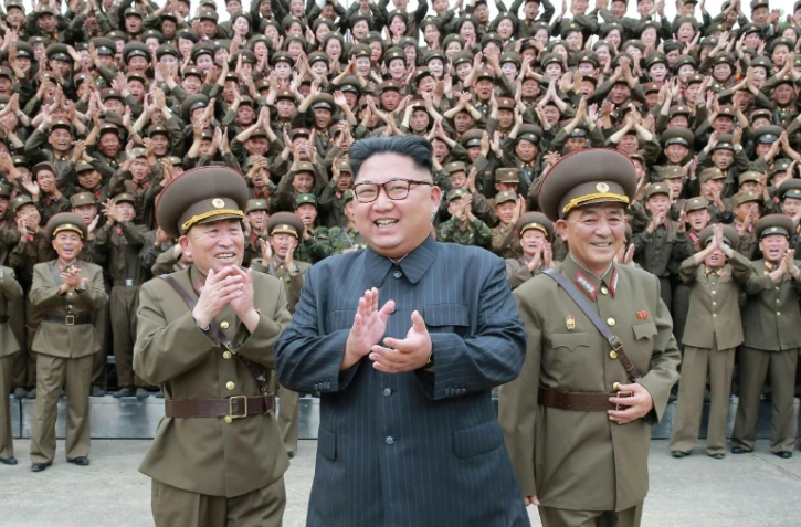Le numéro un nord-coréen Kim Jong-Un (c), le 14 août 2017 dans un lieu non précisé par l'agence officielle nord-coréenne qui a diffusé la photo