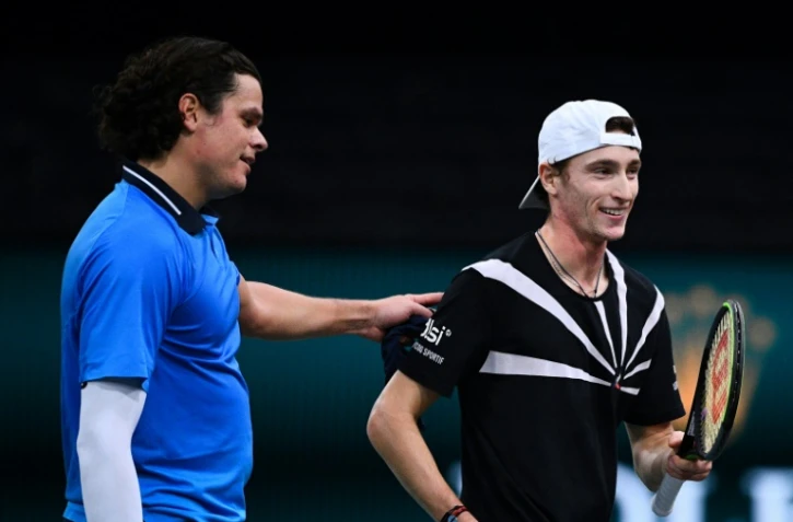 Le Français Ugo Humbert (d) battu par le Canadien Milos Raonic (g) en quart de finale du Masters 1000 de Paris, le 6 novembre 2020  