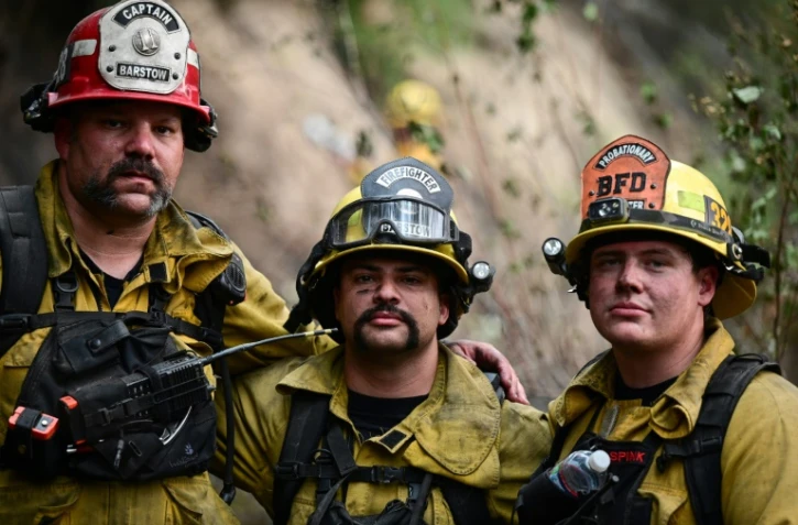 Des pompiers sur une colline à Twain, en Californie le 26 juillet 2021