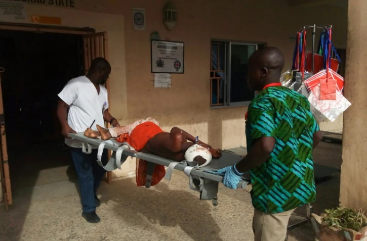 Une victime des attaques dans le nord-est du Nigeria portée par les secouristes à Maiduguri, au Nigeria, le 17 juin 2018 