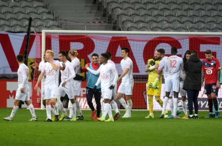 La joie des Nîmois après leur victoire, 2-1 face à Lille, lors de leur match de L1, le 21 mars 2021 au stade Pierre Mauroy à Villeneuve d'Ascq