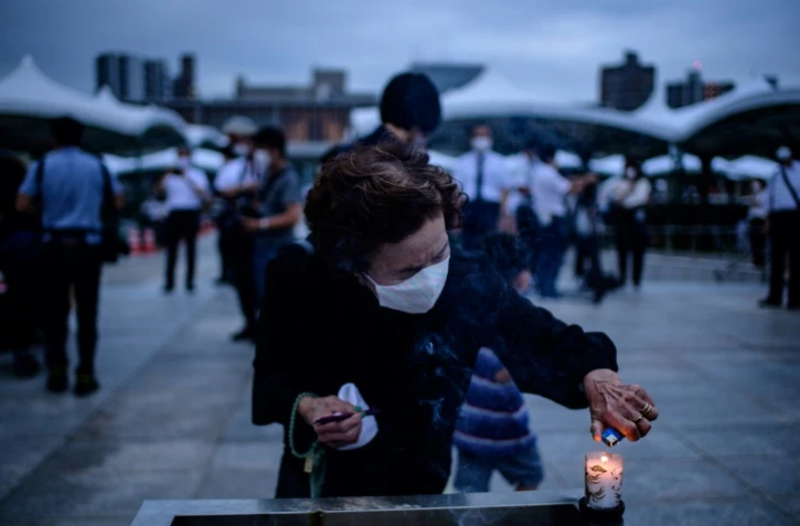 Une visiteuse du mémorial de Hiroshima brûle de l'encens pour honorer les victimes de la bombe atomique, le 6 août 2020