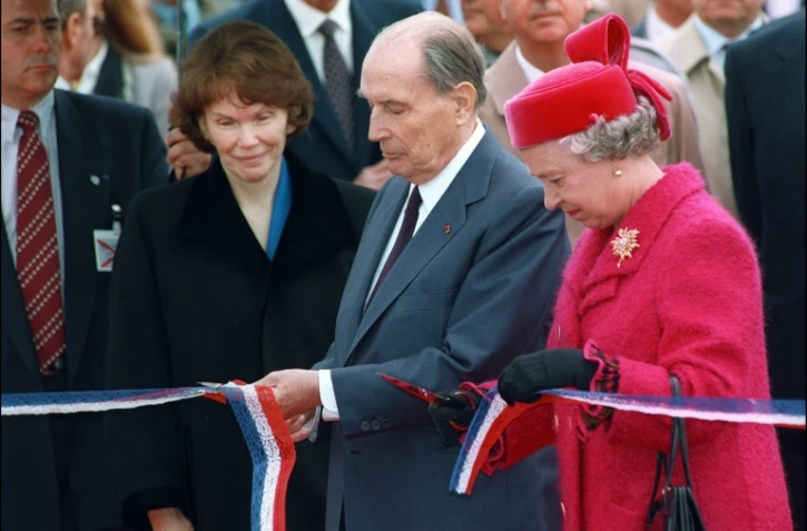 Le président François Mitterrand (c) et la reine Elizabeth II d'Angleterre (d) coupent le ruban symbolique au terminal de Coquelles, dans le Pas-de-Calais, lors de l'inauguration du tunnel sous la Manche, le 6 mai 1994