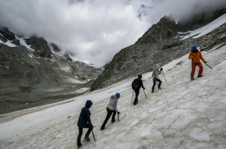 Des randonneurs lors d'une session d'entraînement sur un glacier dans le massif des Ecrins à  Saint-Christophe-en-Oisans, en Isère, le 8 juillet 2025 