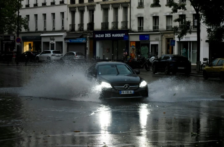 Une voiture dans une rue inondée par de fortes pluies, à Paris, le 18 juin 2023
