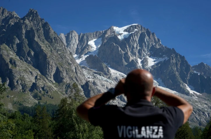 Surveillance de l'évolution du glacier de Planpincieux à Courmayeur (Italie), le 8 août 2020 dont un gros bloc menace de s'effondrer
