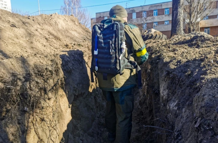 Un volontaire dans une tranchée à Kiev, le 28 février 2022