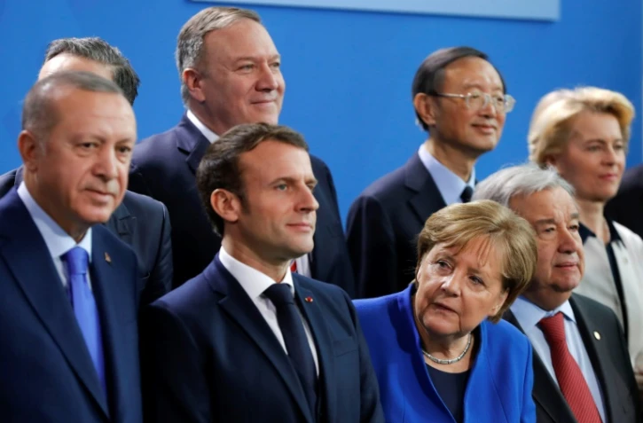 Le chef de la diplomatie américaine Mike Pompeo (c, 2e rang) le président turc Recep Tayyip Erdogan, le président français Emmanuel Macron et la chancelière allemande Angela Merkel lors d'un sommet sur la Libye, le 19 janvier 2020 à Berlin