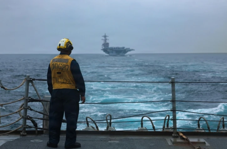 Photo diffusée diffusée par le Commandement central des forces navales des États-Unis, le 9 septembre 2026, montrant un marin américain debout sur le pont d'envol du destroyer lance-missiles de classe Arleigh Burke USS Mason, le 4 septembre 2026 en mer