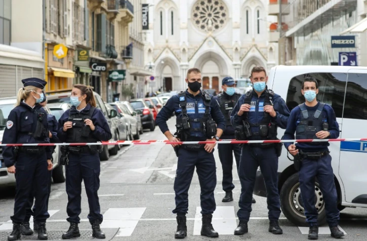 La police bloque l'accès à la basilique Notre-Dame à Nice après un attentat, le 29 octobre 2020