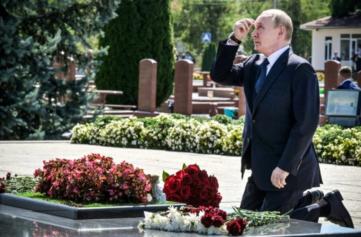 Photo publiée par l'agence de presse officielle Sputnik montrant le président russe Vladimir Poutine au mémorial du massacre de Beslan, dans le sud-ouest de la Russie, le 20 août 2024