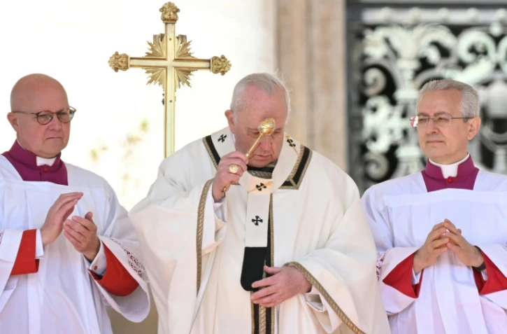 Le pape François célèbre la messe de Pâques sur la place Saint-Pierre au Vatican, le 17 avril 2022
