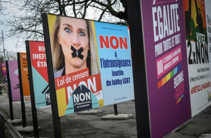 Affiches des partisans et opposants à une loi réprimant les discriminations fondées sur l'orientation sexuelle en suisse.