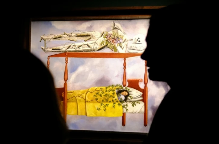 Le tableau "Le rêve (la chambre)" de Frida Kahlo, présenté dans un bâtiment de Sotheby's à New York, le 8 nobre 2025.