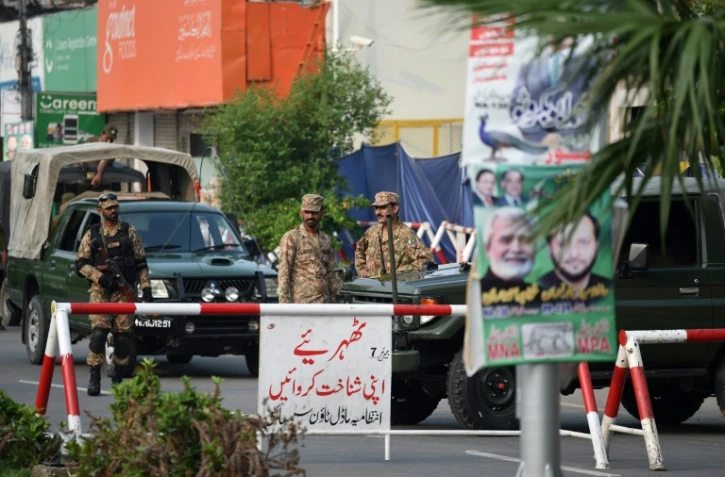 Des soldats pakistanais en position devant un bureau de vote, le 25 juillet 2018 à Lahore