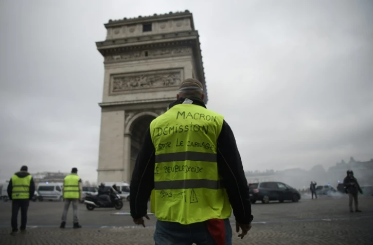 Des "gilets jaunes" devant l'Arc de Triomphe, place de l'Etoile, le 24 novembre 2018 Ă Paris