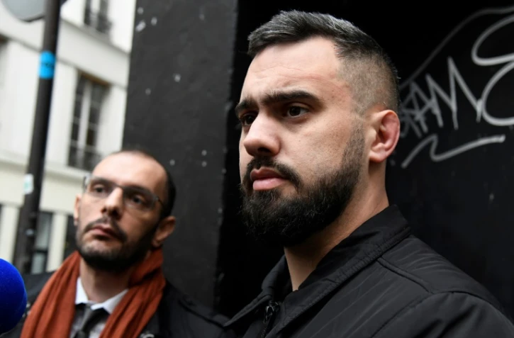 Eric Drouet (D) et son avocat Kheops Lara, à sa sortie de garde à vue, à Paris le 3 janvier 2019