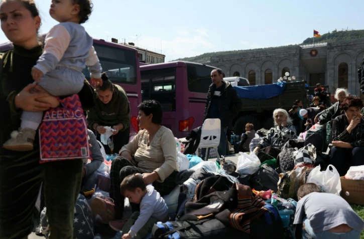 Des Arméniens ayant fui l'enclave du Nagorny Karabakh attendent sur une place de Goris, le 29 septembre 2023, avant d'être évacués vers d'autres villes arméniennes