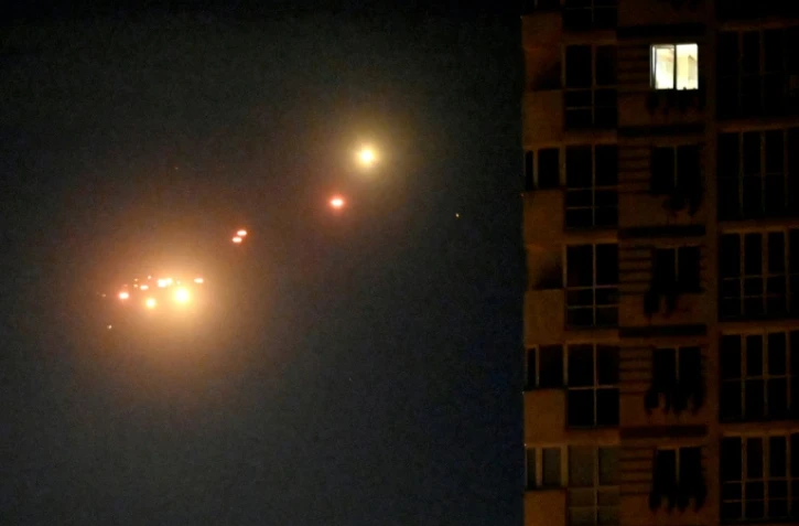 La défense aérienne ukrainienne riposte contre des drones russes au-dessus de Kiev, le 24 mai 2026 en Ukraine