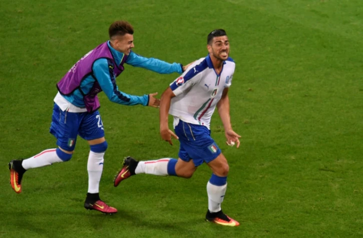 L'attaquant italien Graziano Pellè (d) fête son but contre la Belgique avec son coéquipier Stephan El Shaarawy, le 13 juin 2016 à Lyon