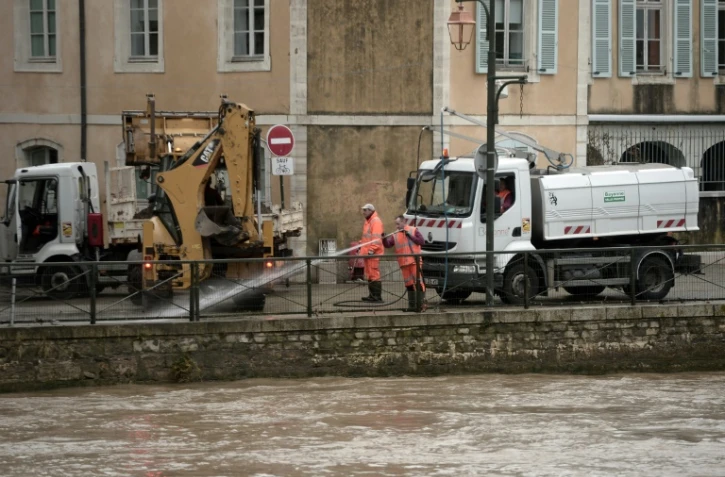Des employés municipaux nettoient les berges de la Nive, au lendemain des inondations à Bayonne, le 11 décembre 2021