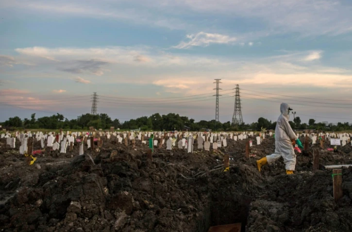 Des tombes de victimes du Covid-19 dans un cimetière de Surabaya, dans l'est de l'île de Java en Indonésie, le 17 juillet 2021
