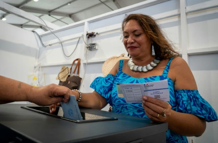 Une personne vote à Faa'a, en Polynésie française, le 30 avril 2023