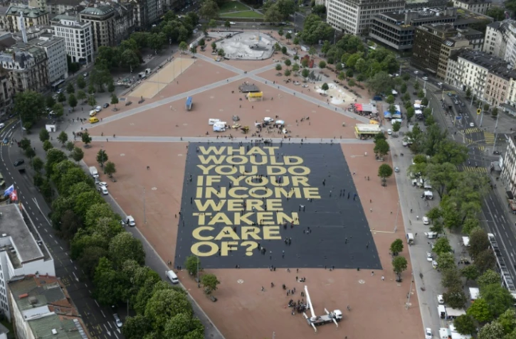 Une vue de la place Plainpalais à Genève avec la plus grande affiche du monde, le 14 mai 2016