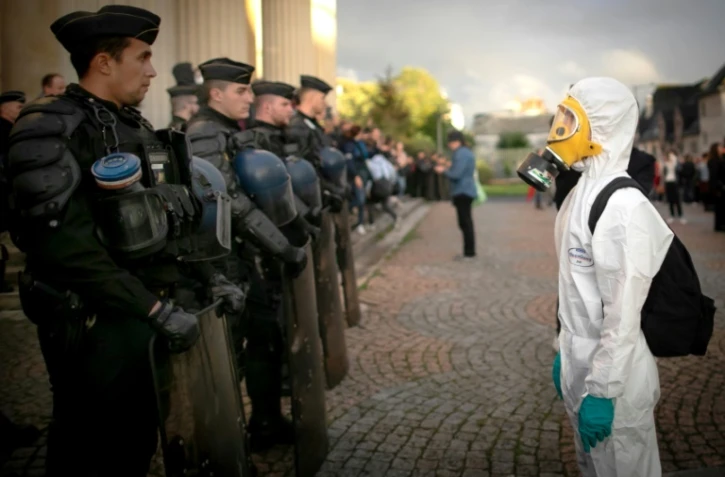 Des membres des forces de l'ordre lors d'une manifestation à Rouen le 1er octobre 2019, cinq jours après l'incendie de l'usine chimique Lubrizol 