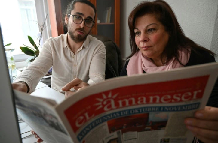 Karen Sarhon (à droite), éditrice du mensuel en langue judéo-espagnole El Amaneser, en décembre 2019 à Istanbul