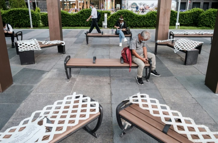 Des bancs interdits d'accès à Hong Kong pour éviter la contamination au coronavirus le 15 juillet 2020