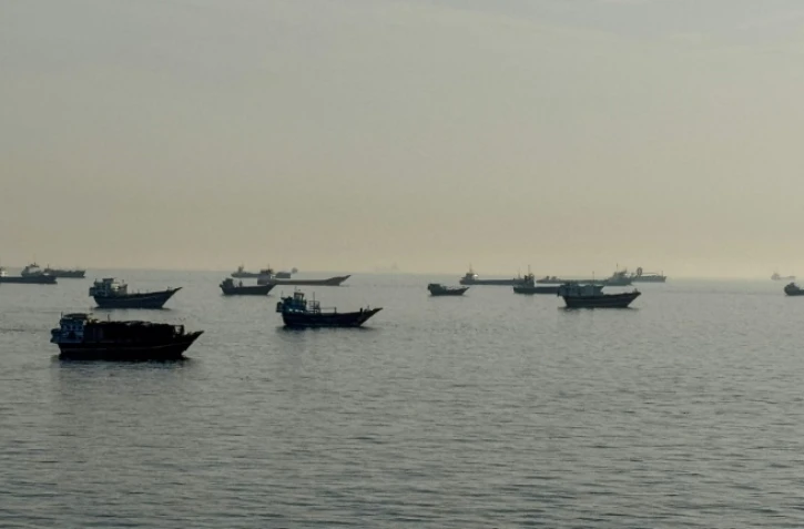 Des navires dans le détroit d'Ormuz au large de la ville omanaise de Khasab, le 17 mai 2026