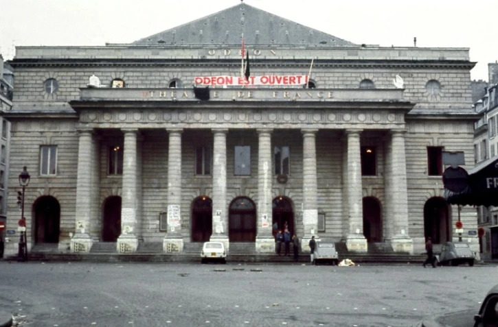 Bien qu'occupé, le théâtre de l'Odéon à Paris est "ouvert" proclame une banderole tendue par les étudiants contestataires qui occuperont l'établissement pendant 30 jours