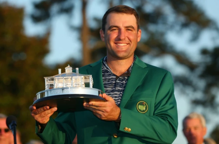 La joie du numéro un mondial, l'Américain Scottie Scheffler, après avoir remporté le Masters, son premier Grand Chelem, le 10 avril 2022 à Augusta (Géorgie)