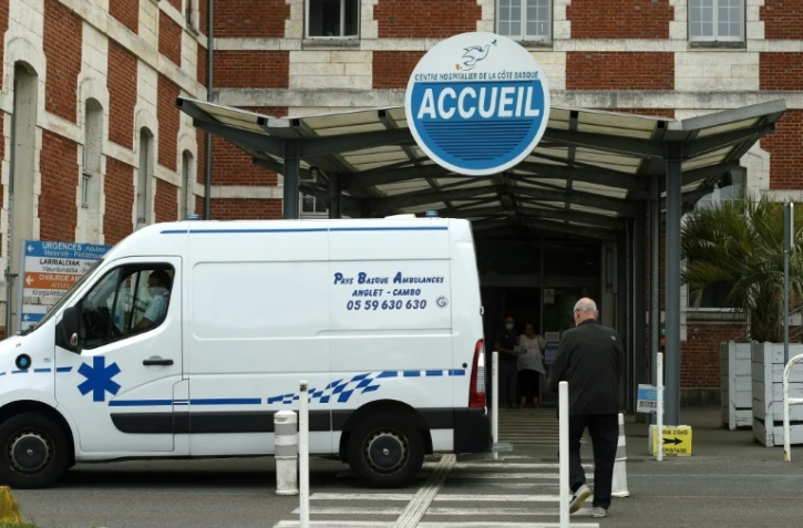 Une ambulance devant l'entrée d'un hôpital à Bayonne, le 17 août 2021