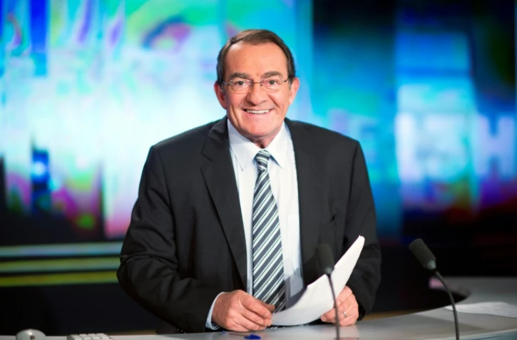 Jean-Pierre Pernaut, mythique présentateur du journal de 13h sur TF1, le 12 février 2015 dans un studio à Boulogne-Billancourt