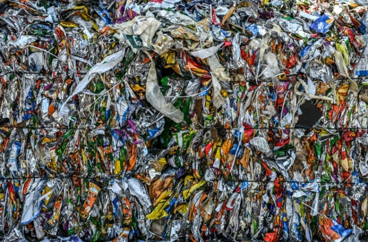 Des piles de déchets plastiques collectés près des usines de recyclage de plastique dans le district de Kartepe à Kocaeli en Turquie, le 11 mai 2022