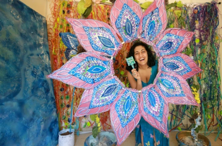 Maria Nissan, une Américaine d'origine irakienne qui crée des oeuvres d'art à partir de déchets en plastique, pose le 17 mai 2022 à Amman