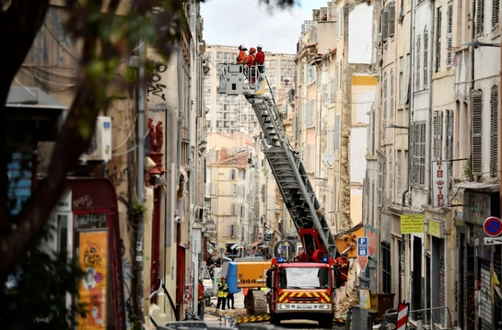 Les pompiers inspectent des immeubles Ă Marseille le 10 novembre 2018