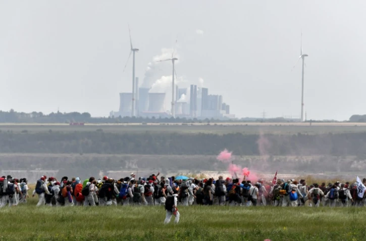 Des militants écologistes ont réussi à pénétrer sur le site de la mine de charbon de Garzweiler, dans l'ouest de l'Allemagne, le 22 juin 2019