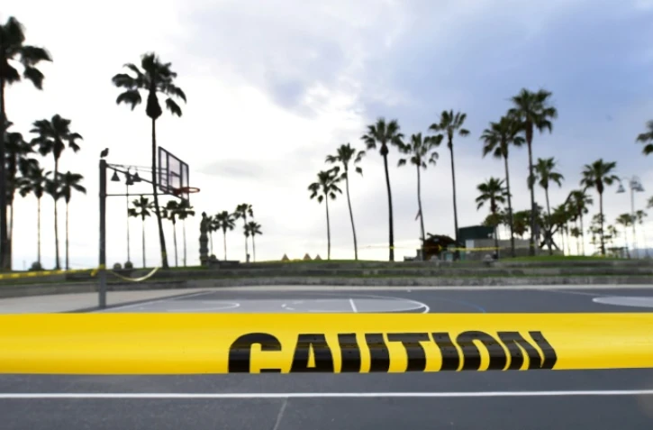 Un terrain de basket fermé à Venice Beach, Los Angeles, le 10 avril 2020 en Californie