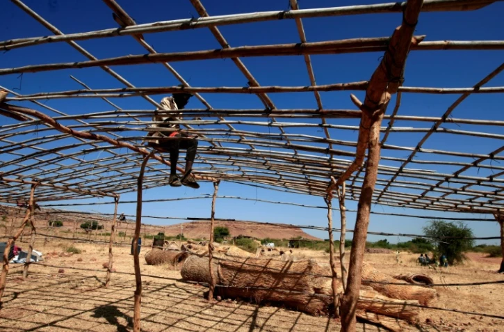 Une hutte en cours d'installation dans le camp d'Oum Raquba, au Soudan, pour les réfugiés éthiopiens, le 15 novembre 2020 