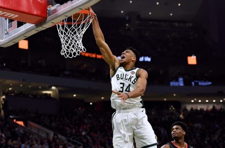 Houston Rockets Giannis Antetokounmpo des Milwaukee Bucks "dunke" face au Houston Rockets en NBA, le 26 mars 2019 Ă Milwaukee