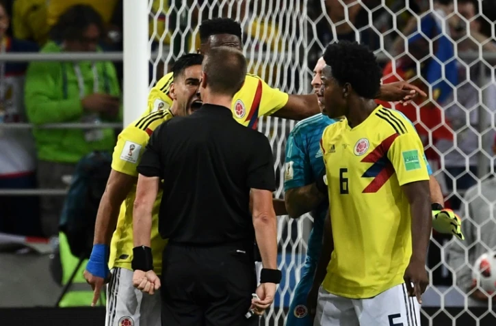 Le capitaine de la Colombie, Radamel Falcao (g), crie contre l'arbitre américain Mark Geiger (de dos) lors du 8e de finale face à l'Angleterre, à Moscou, le 3 juillet 2018